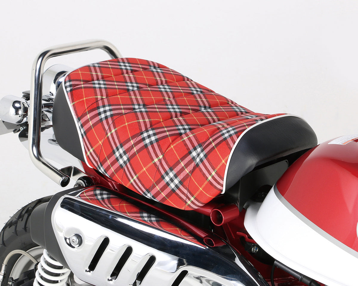 Selle Tuck Roll KITACO tissu écossais rouge montée sur Honda Monkey 125