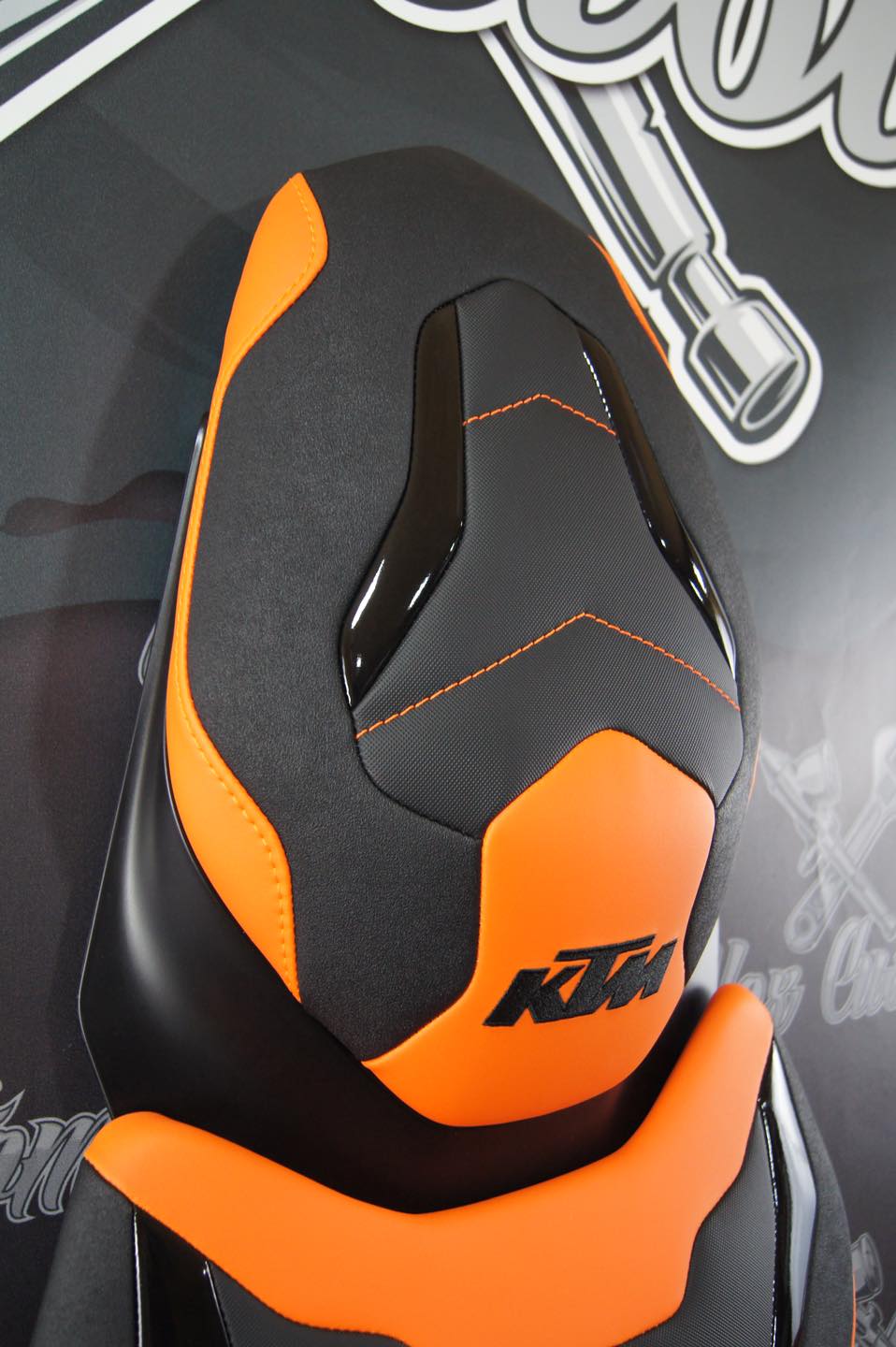Garnissage de selle pour KTM 790 / 890 Duke orangé et noir
