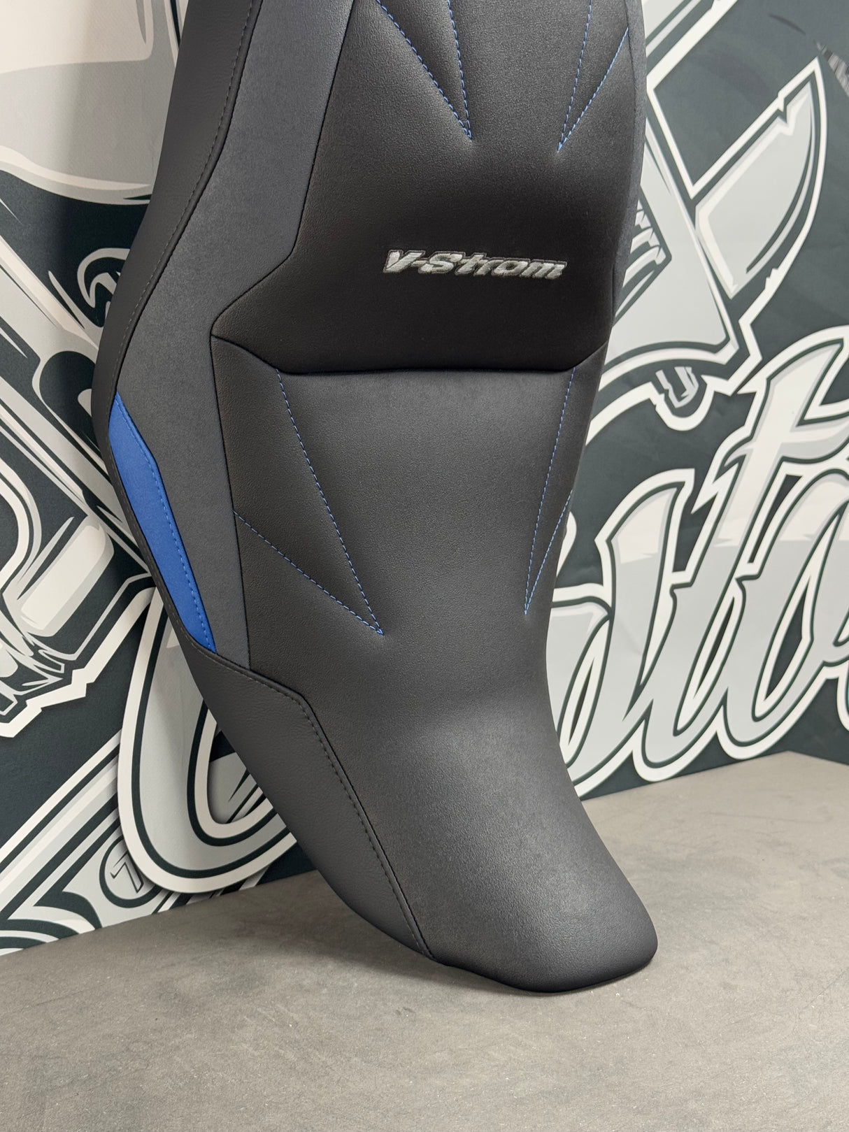 Garnissage sur mesure selle YAMAHA TRACER 700 💶 459,99 € ( 2 logos + La création de dosseret d'appuie lombaire + Confort Pilote & Passager inclus