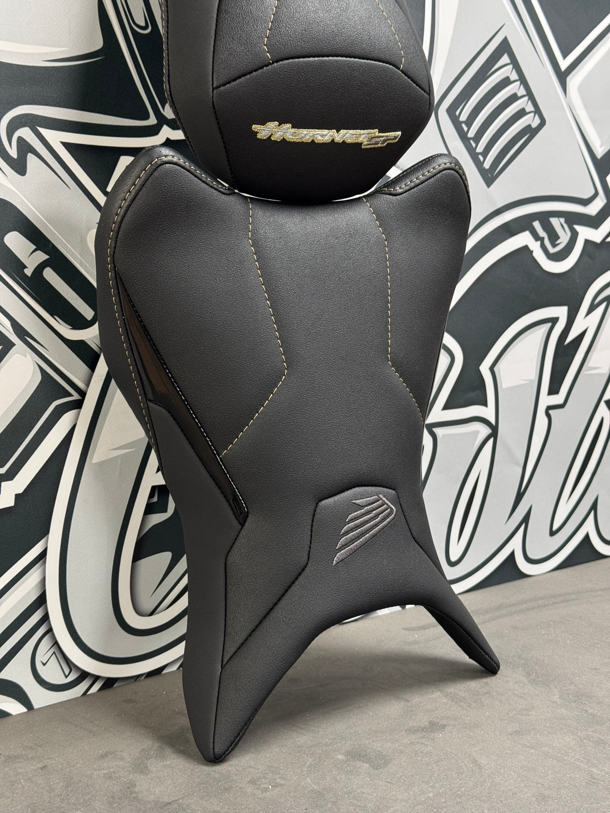 Garnissage de selle pour HONDA HORNET 1000 ( à partir de 2025 )