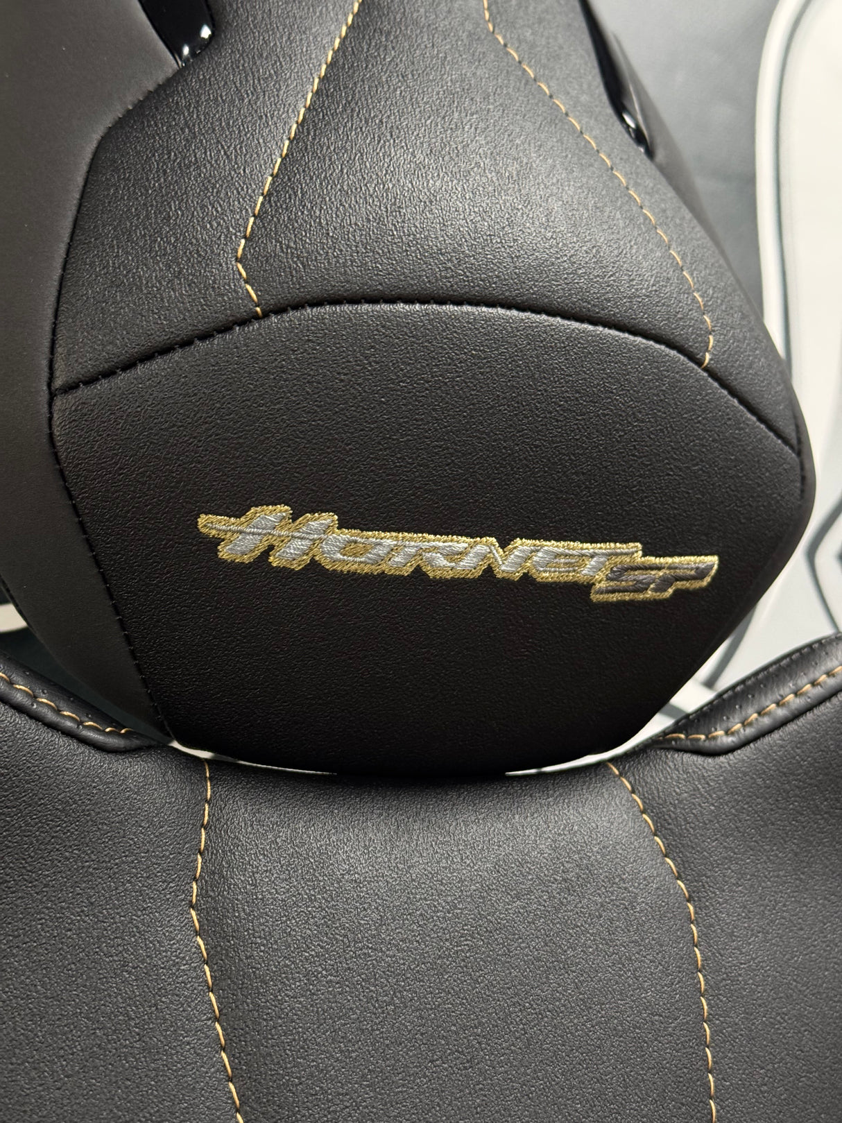 Garnissage de selle pour HONDA HORNET 1000 ( à partir de 2025 )