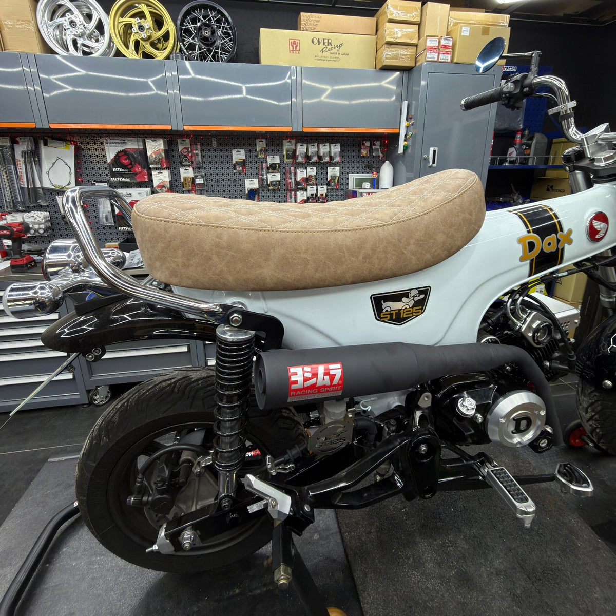 Selle complète capitonnée losanges — NoxCustom — Honda Dax 125 (JB04 · JB06)