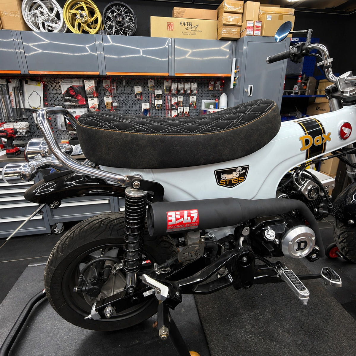 Selle complète capitonnée losanges — NoxCustom — Honda Dax 125 (JB04 · JB06)