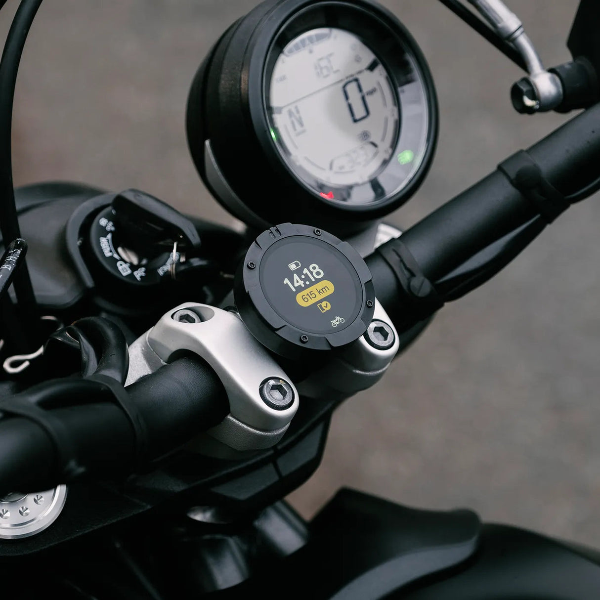 Compteur GPS moto Beeline MOTO II intégré au cockpit – affichage heure et distance sur guidon