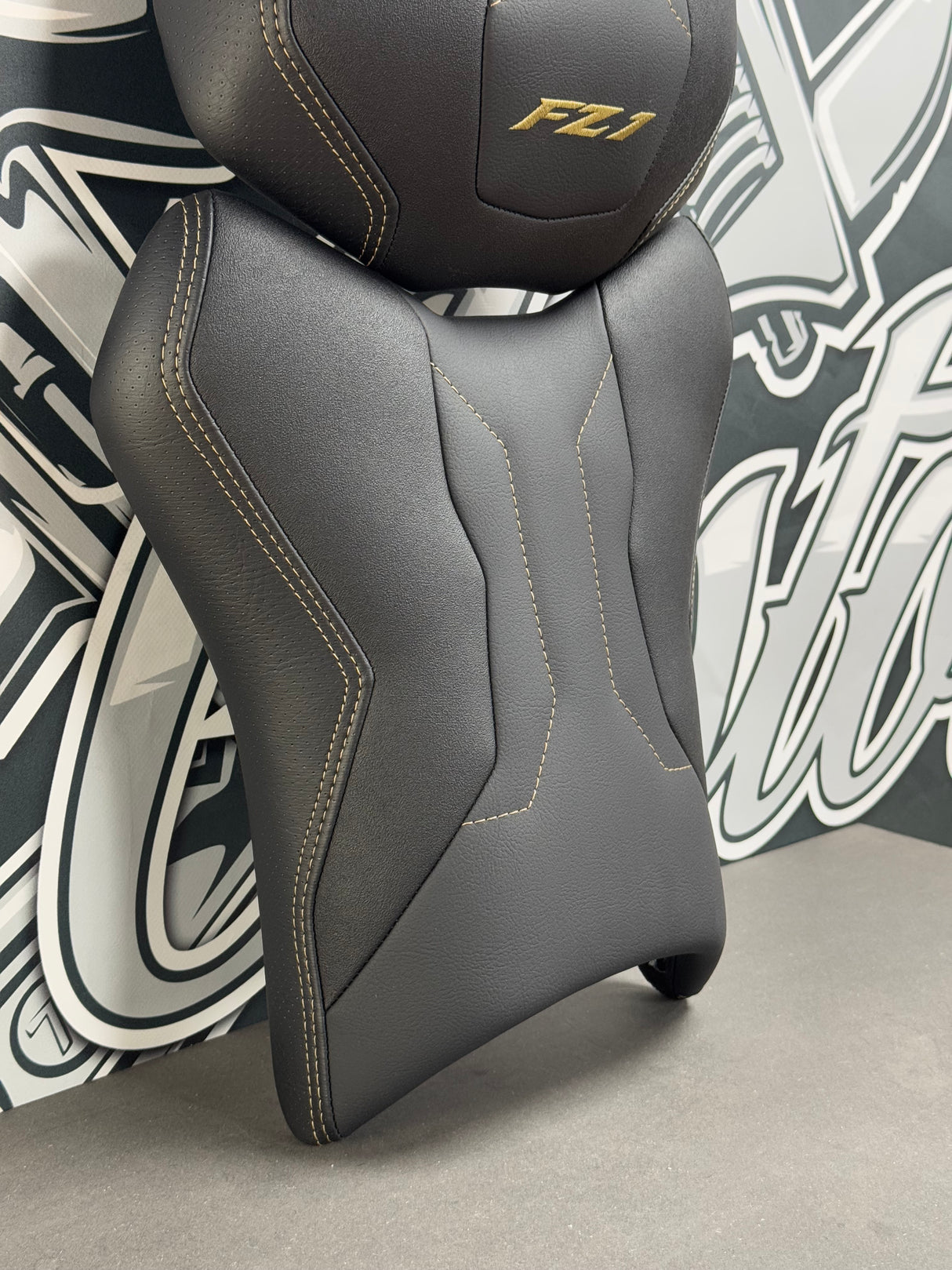 détail selle moto YAMAHA FZ1