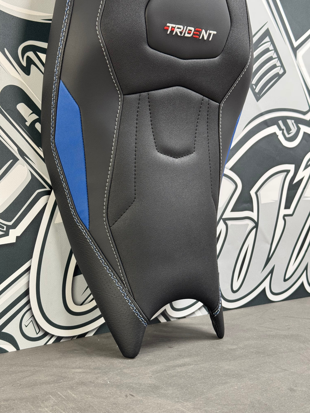 detail Garnissage de selle pilote TRIUMPH Trident 660 bleu