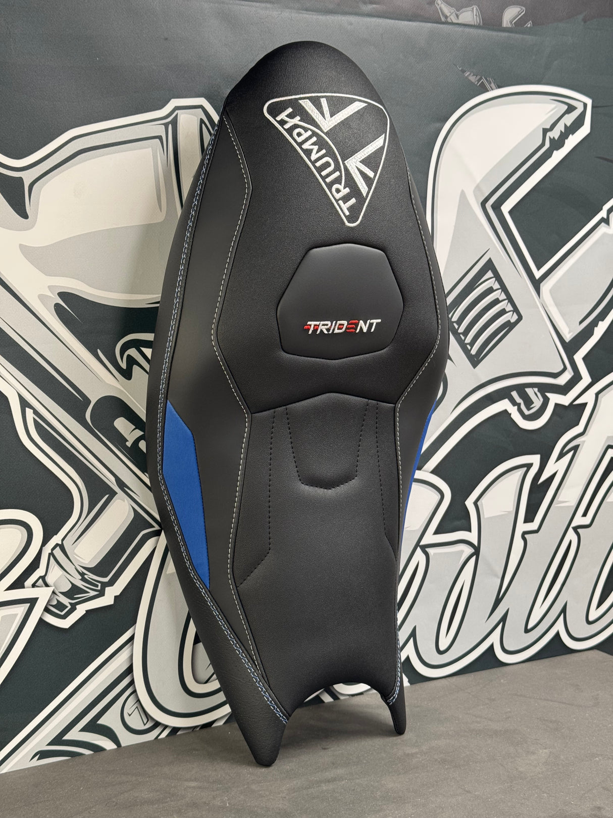 detail Garnissage de selle pilote et passager TRIUMPH Trident 660 bleu