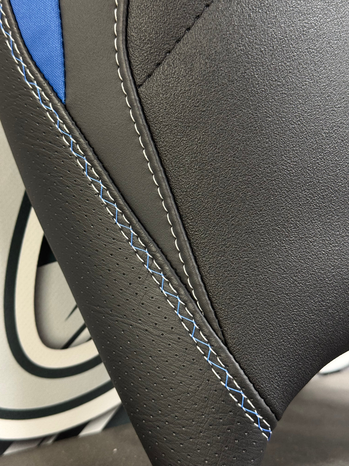 detail Garnissage de selle pour TRIUMPH Trident 660 bleu