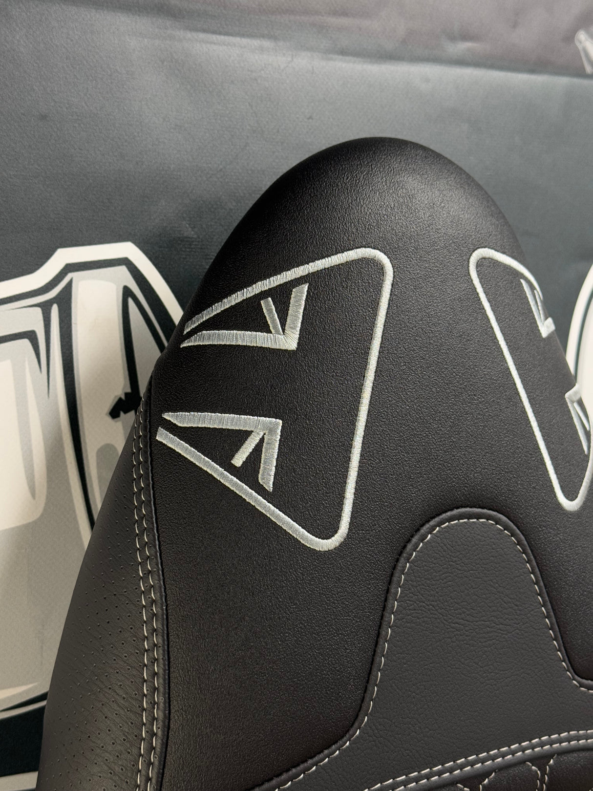 détail selle TRIUMPH Trident 660