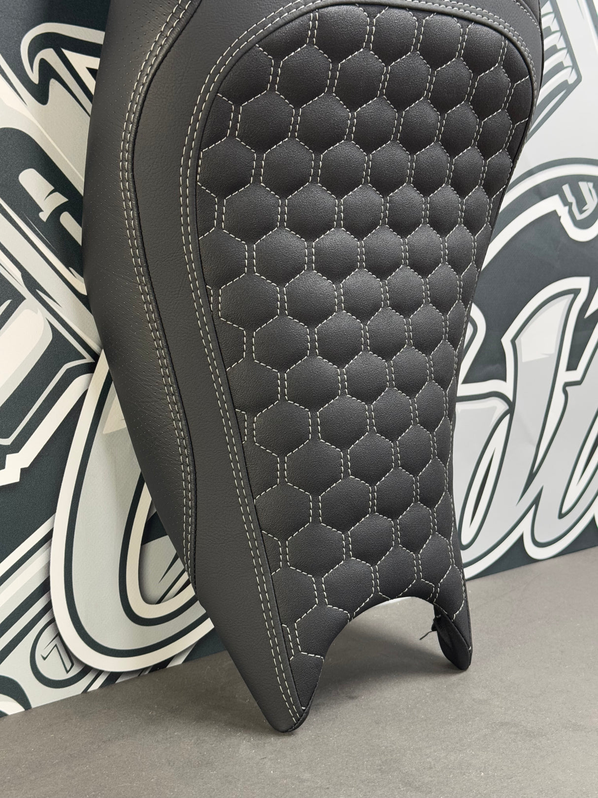 détail selle pilote TRIUMPH Trident 660 sur-mesure