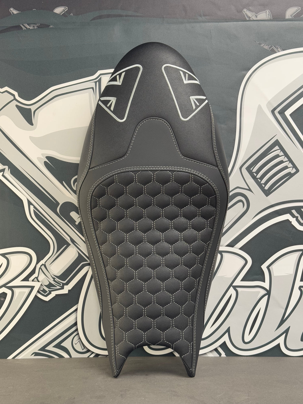 selle TRIUMPH Trident 660 noir et blanc