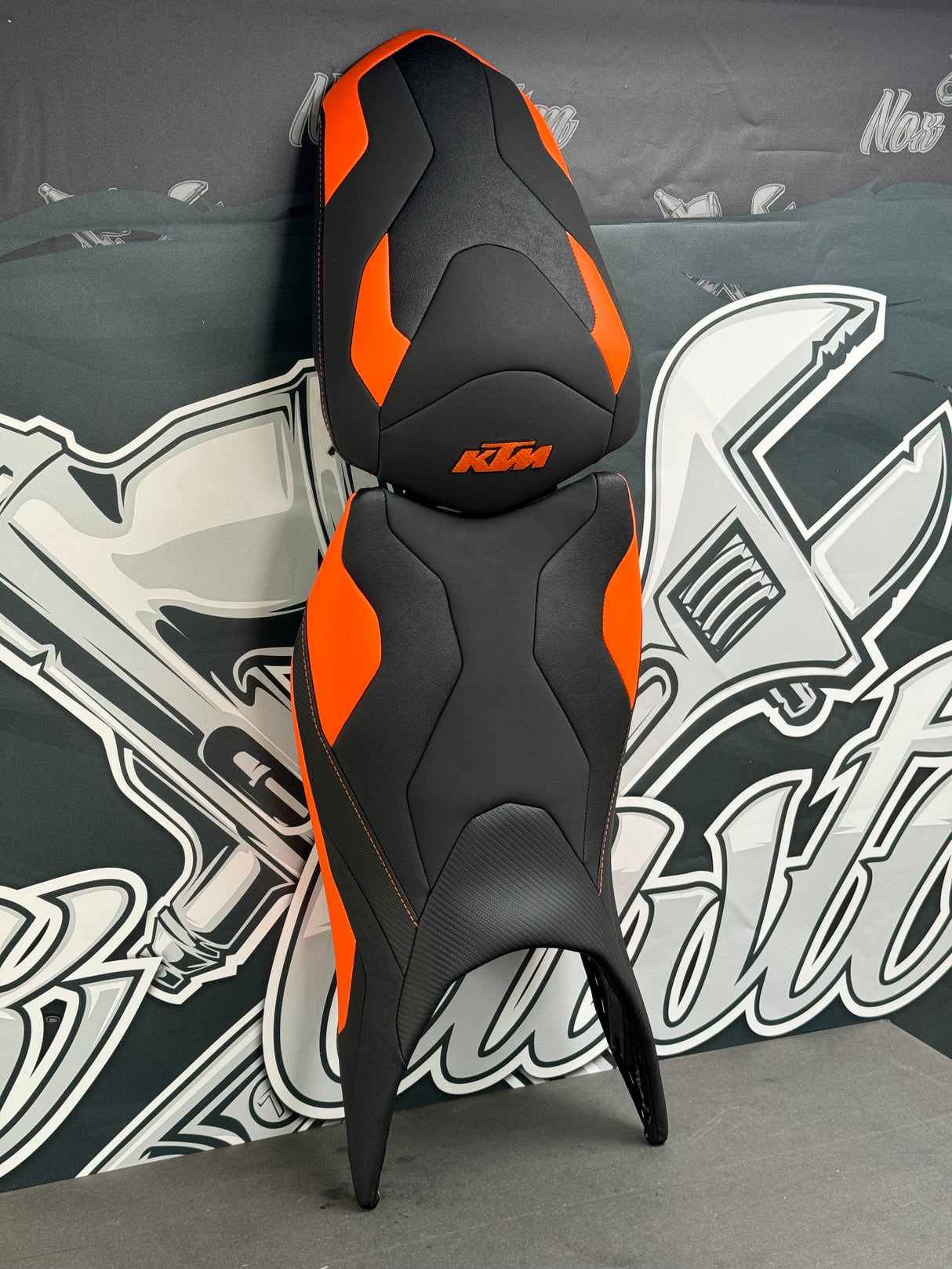 selles ktm orangé et noir