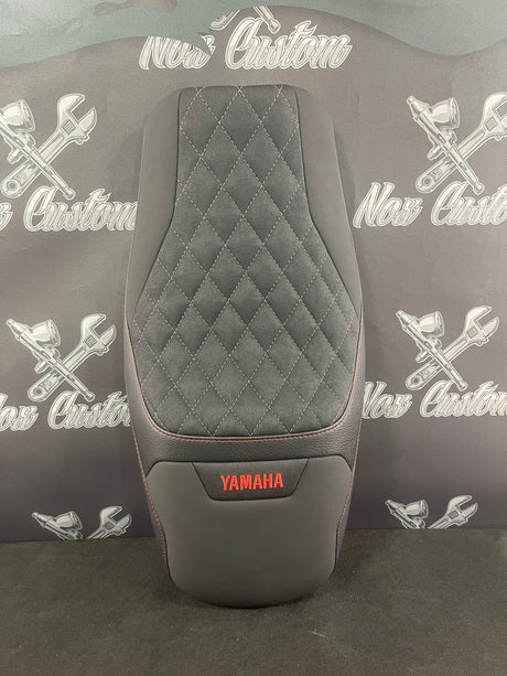 selle Yamaha 125 XSR rouge et noir