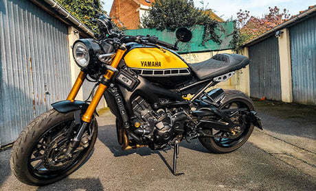 Moto Yamaha avec une selle moto sur-mesure de chez NoxCustom