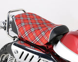 Selle Tuck Roll KITACO tissu écossais rouge montée sur Honda Monkey 125