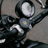 Compteur GPS moto Beeline MOTO II intégré au cockpit – affichage heure et distance sur guidon