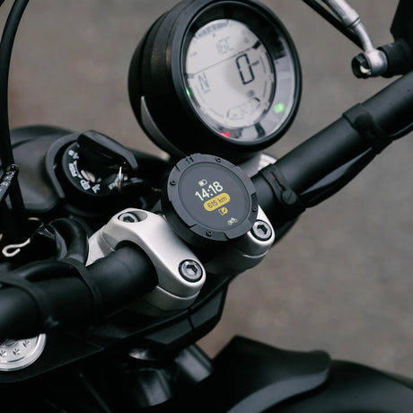 Compteur GPS moto Beeline MOTO II intégré au cockpit – affichage heure et distance sur guidon