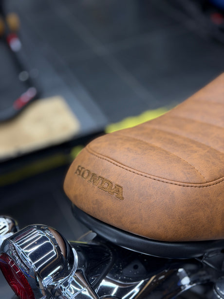 logo brodé sur selle monkey 125 sur-mesure