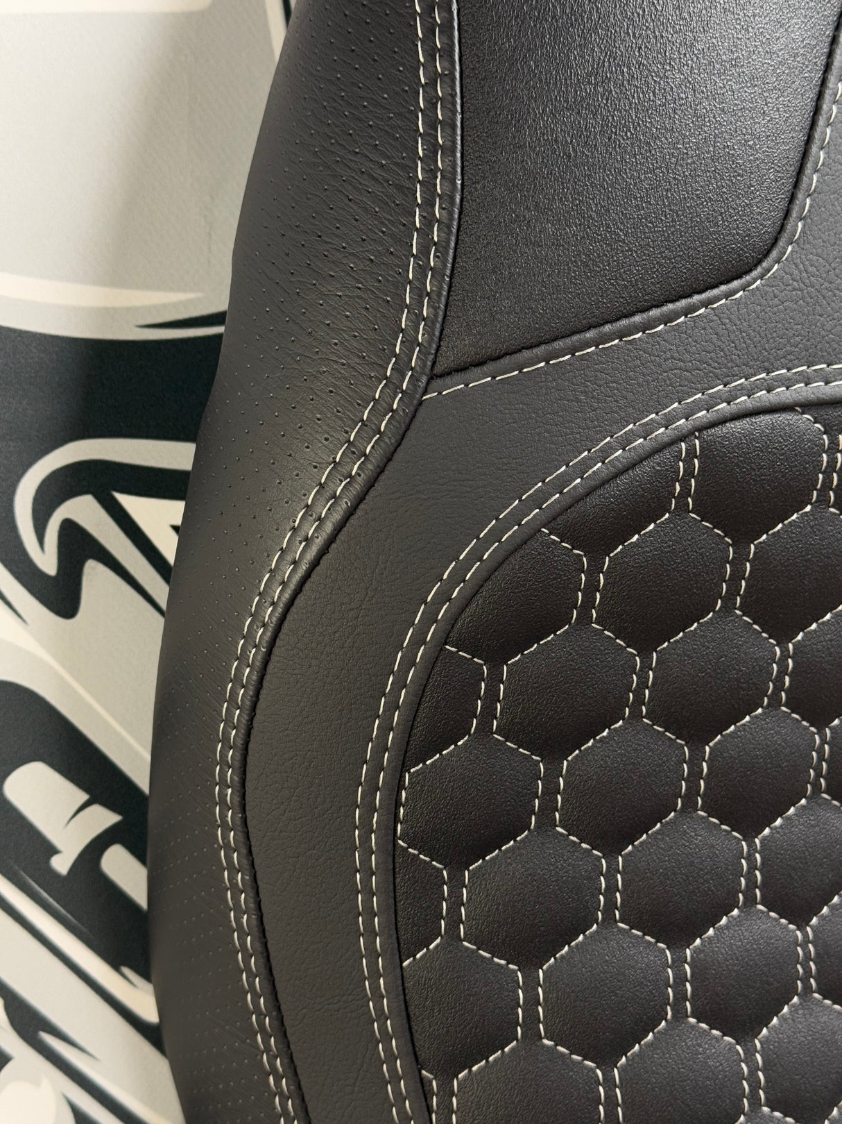 détail selle TRIUMPH Trident 660 sur-mesure 