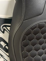 détail selle TRIUMPH Trident 660 sur-mesure 