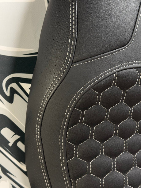 détail selle TRIUMPH Trident 660 sur-mesure 