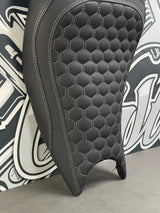 détail selle pilote TRIUMPH Trident 660 sur-mesure 